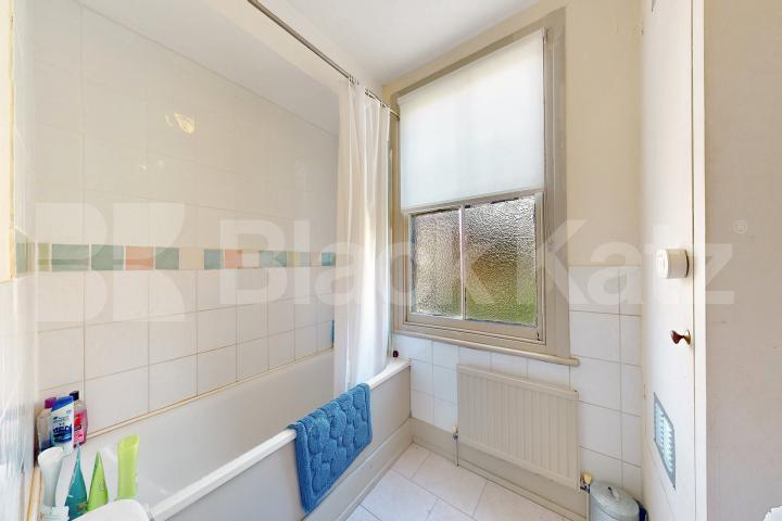 Triplex Georgian townhouse with two bathrooms and patio garden Henshaw Street, Elephant and Castle/Borough